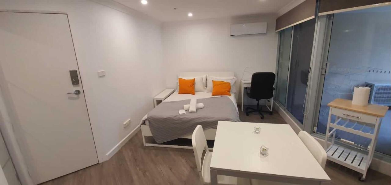 Dana-Cozy Studio With Shared Entry In The City Canberra Bagian luar foto