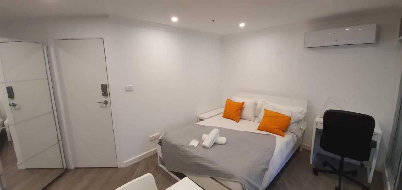 Dana-Cozy Studio With Shared Entry In The City Canberra Bagian luar foto