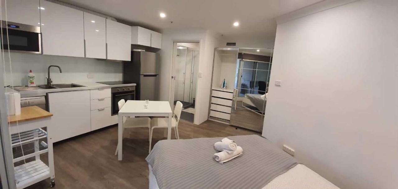 Dana-Cozy Studio With Shared Entry In The City Canberra Bagian luar foto