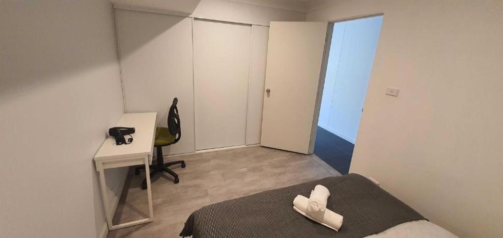 Dana-Cozy Studio With Shared Entry In The City Canberra Bagian luar foto